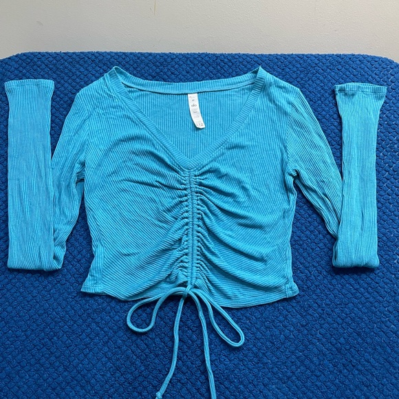 ALO Yoga Blue Turquoise Ruched V-Neck Cinched Crop Top Long Sleeve - Picture 2 of 4